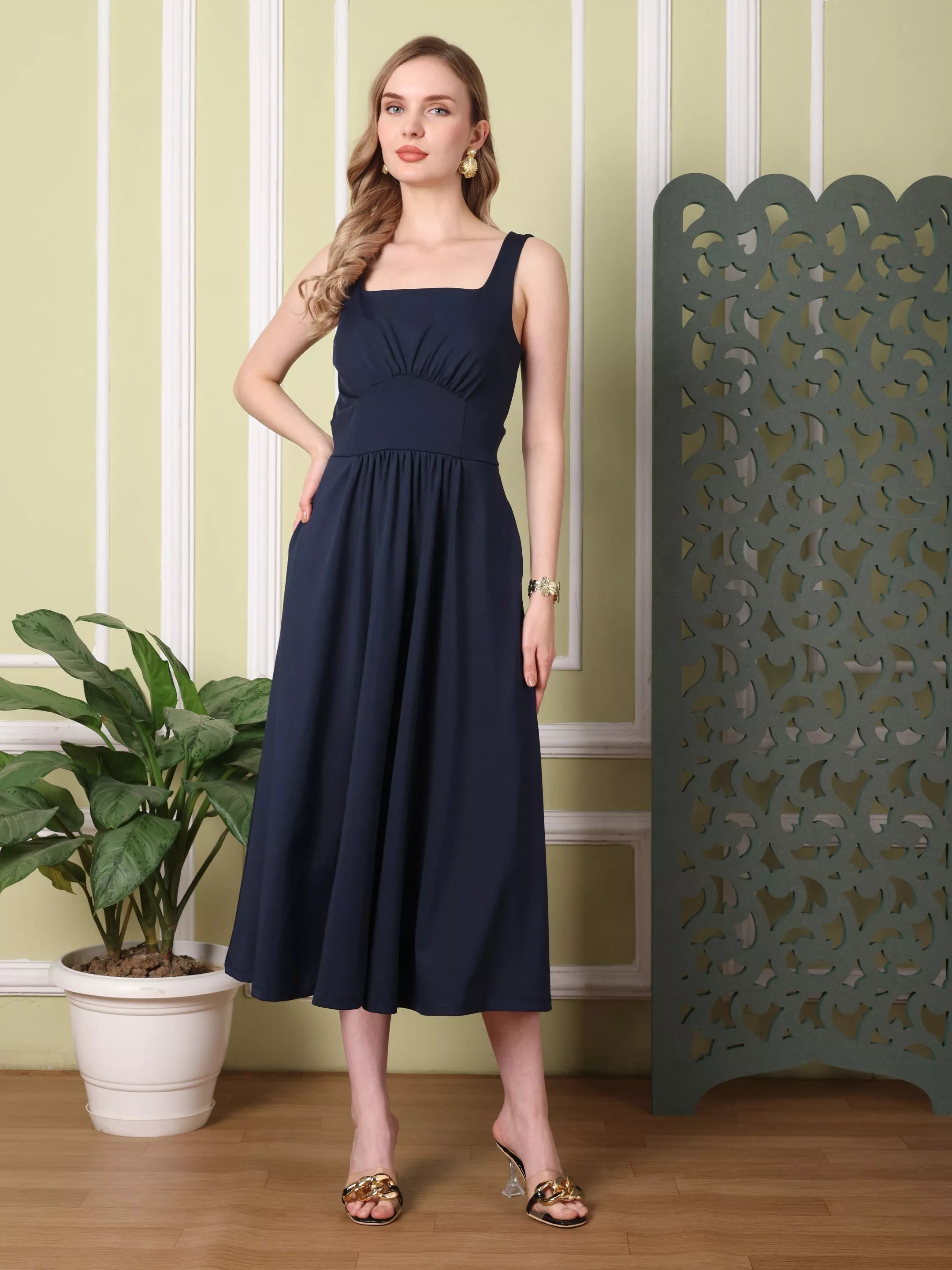 LYLA Sleevless Midi Dress